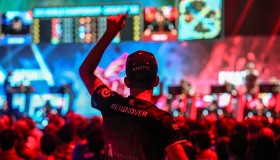 Faker续约T1战队，传奇中单2029年再战电竞江湖